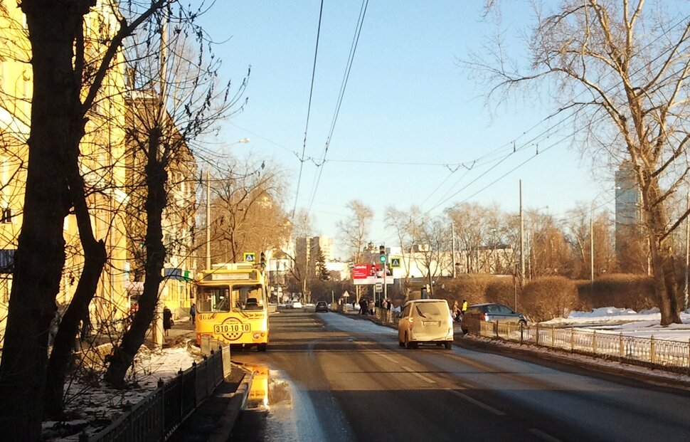 По проспекту
