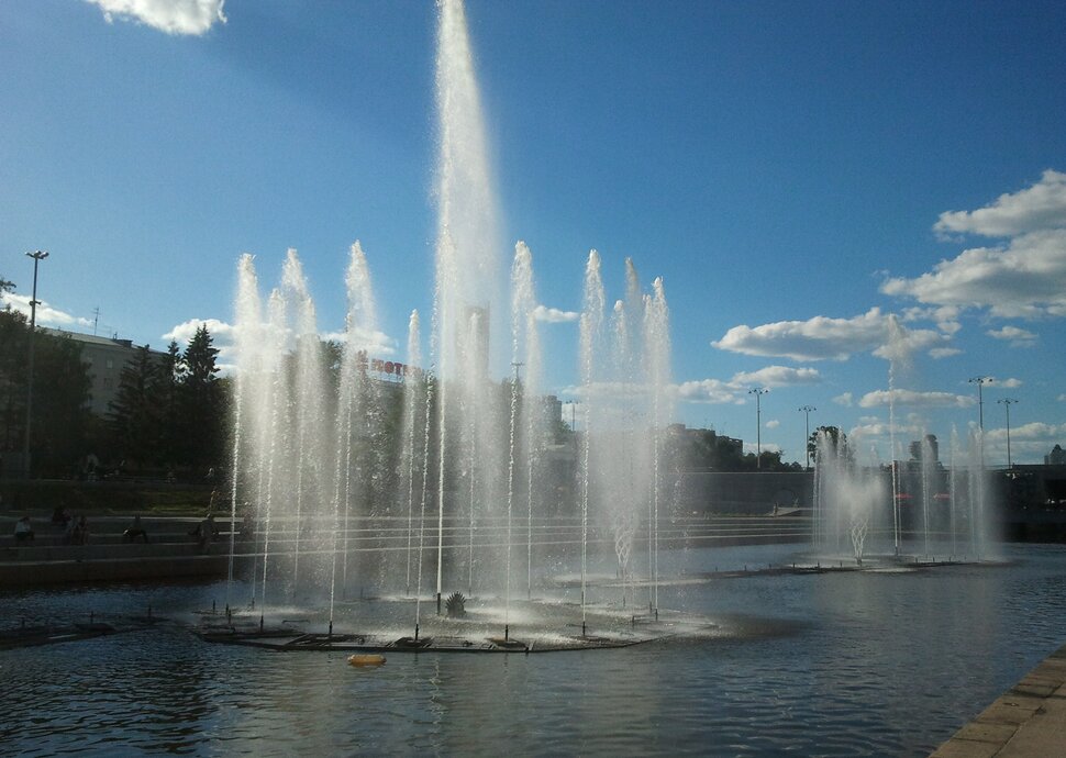 У реки
