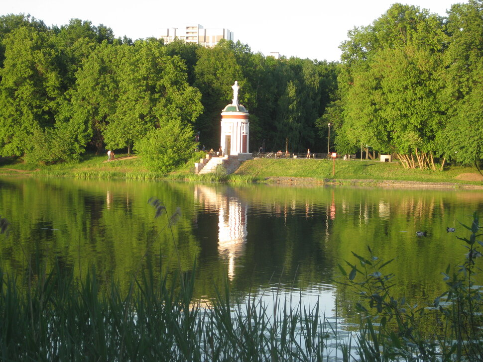 Беседка в мае