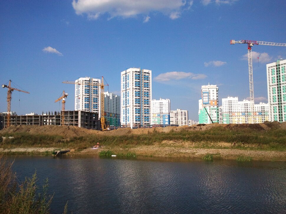 У реки