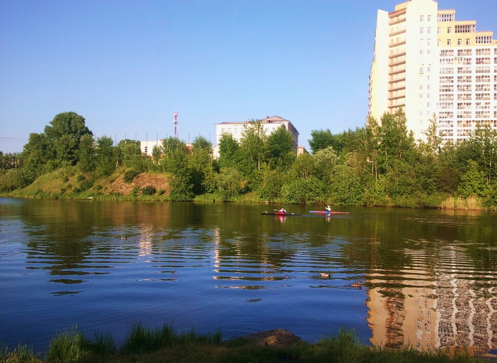 У реки