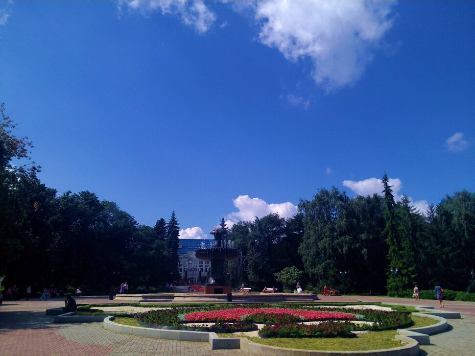У фонтана