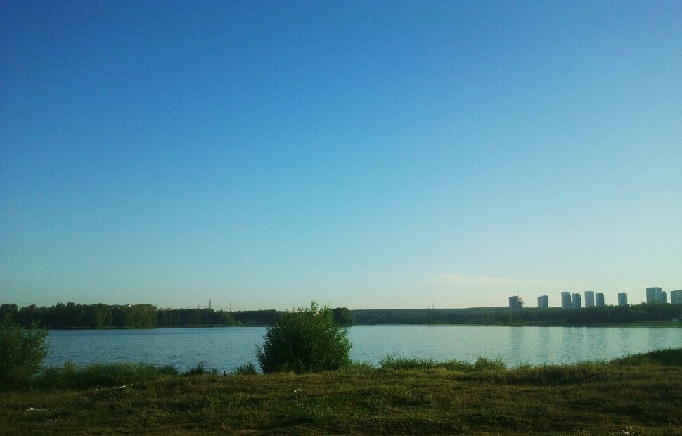 У реки