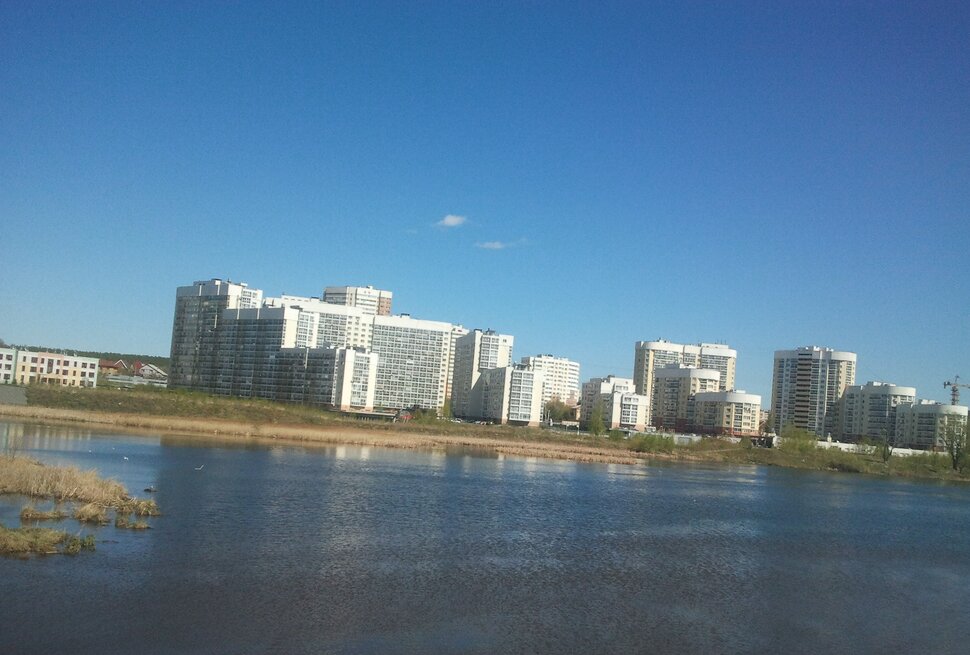 У реки