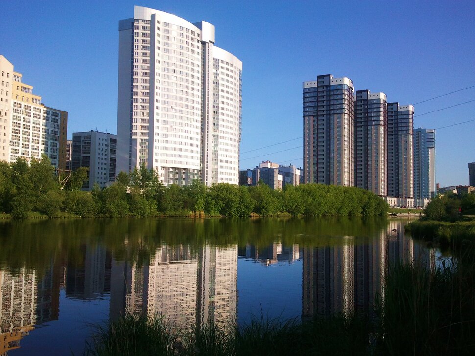 В зеркальной воде