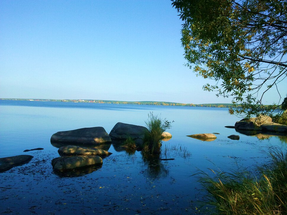 Озеро и камушки