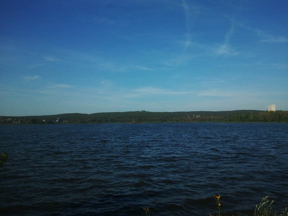 У реки