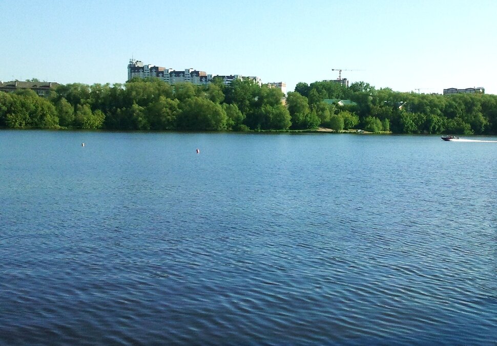 У реки