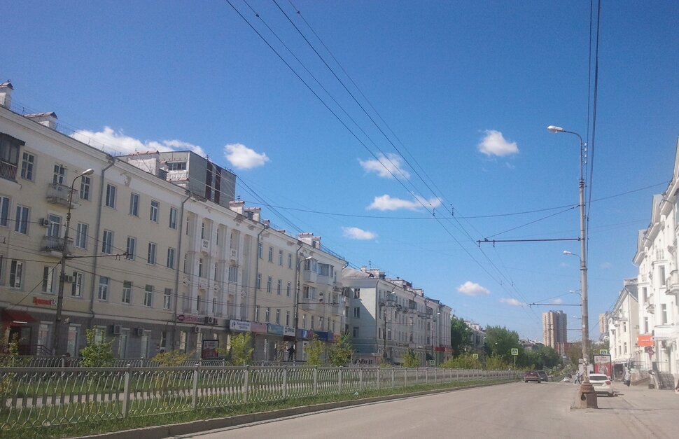 По улочке