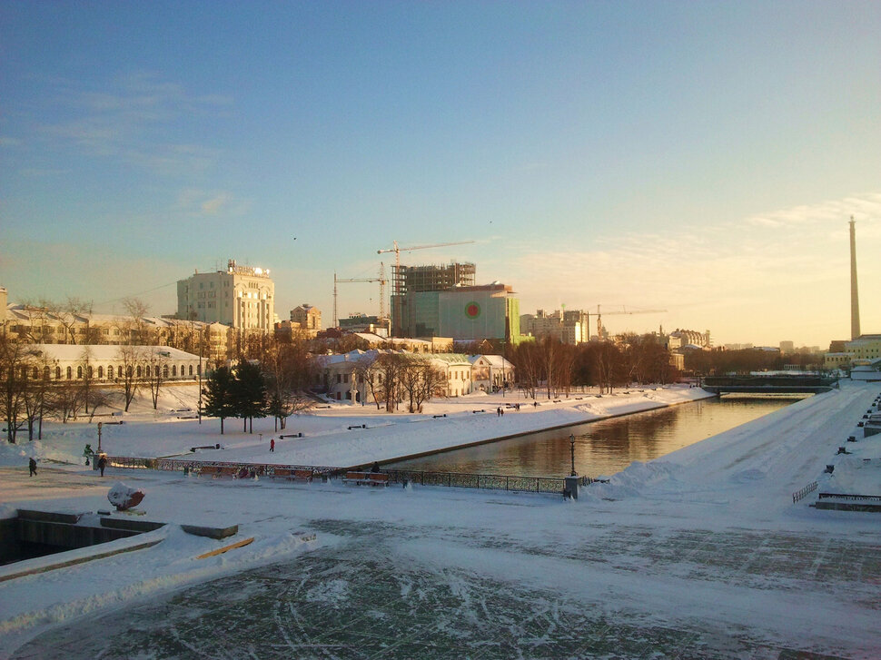 Сквер с рекой в декабре