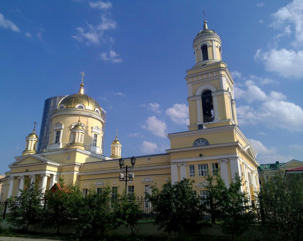 У храма