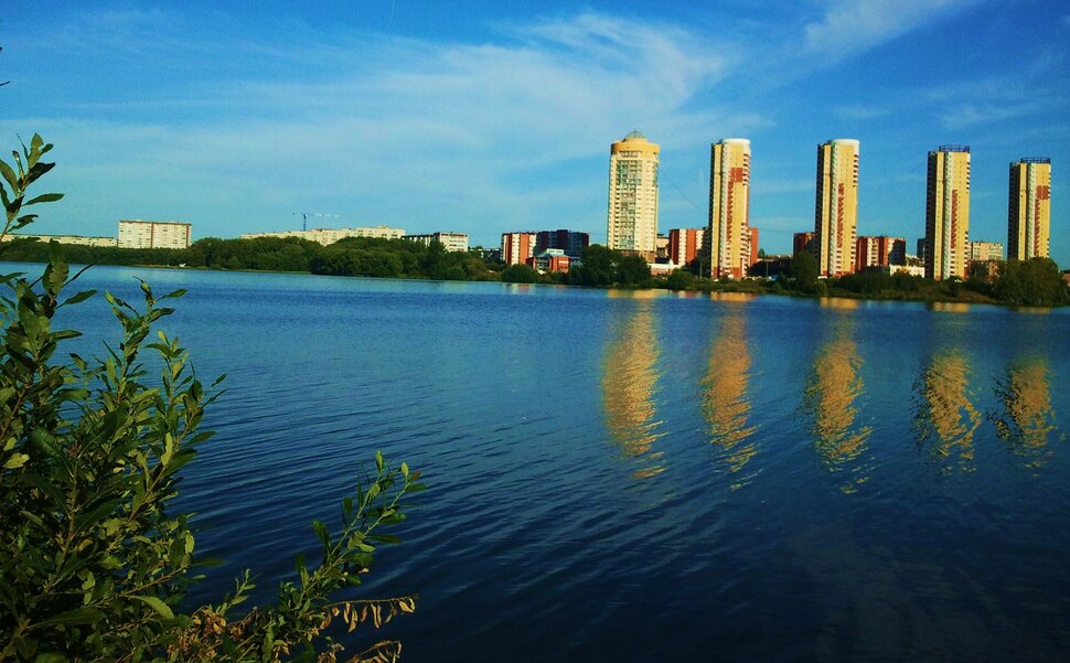 У реки