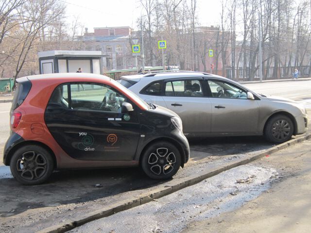 Два автомобиля