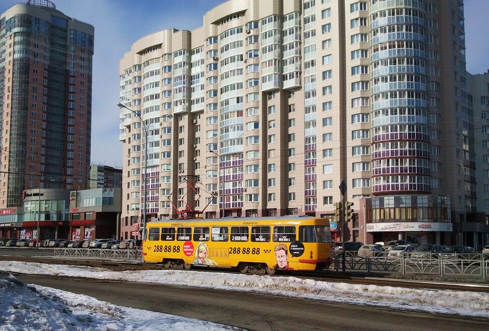 По улочке