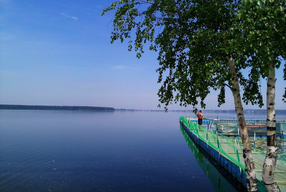 У озера
