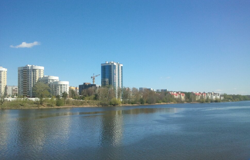 У реки