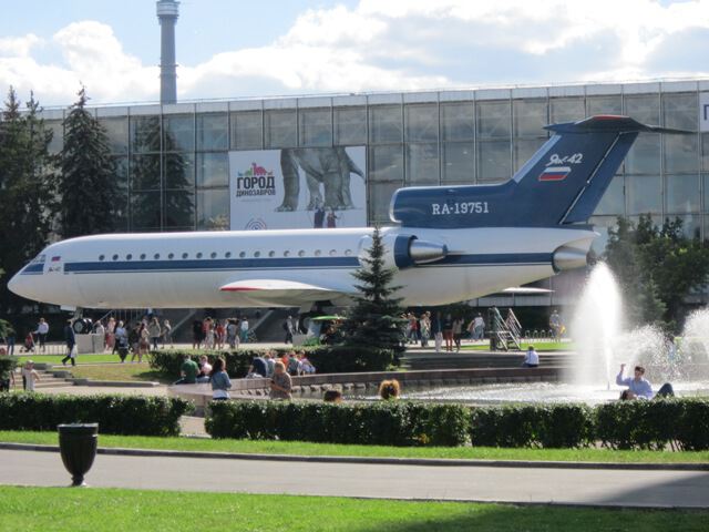 Самолет Як-42