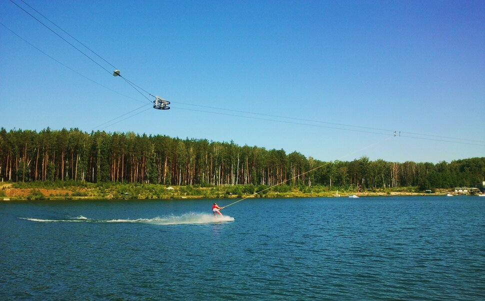 У озера