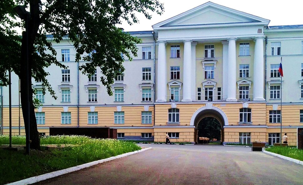 У домика