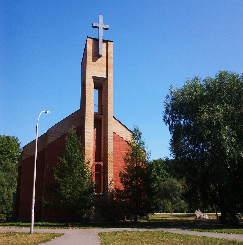 У храма
