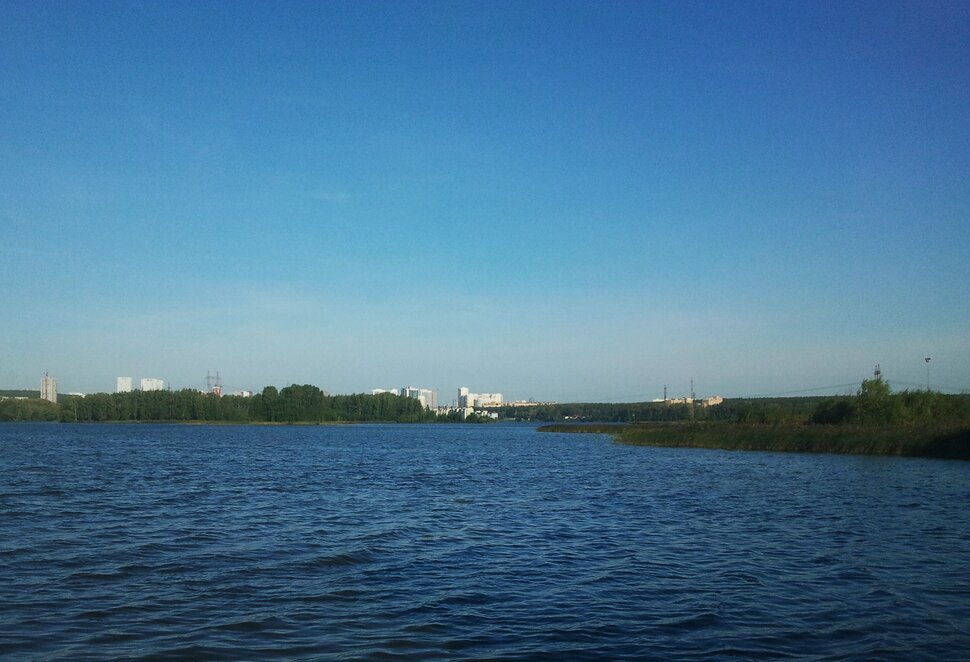 У реки