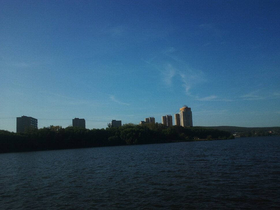 У реки