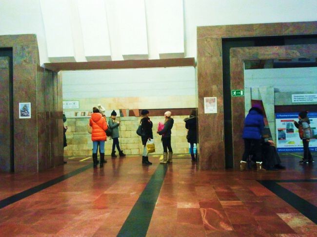В метро