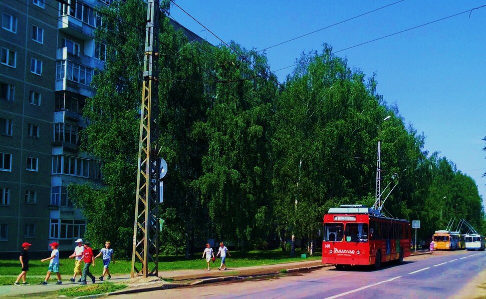 По улочке