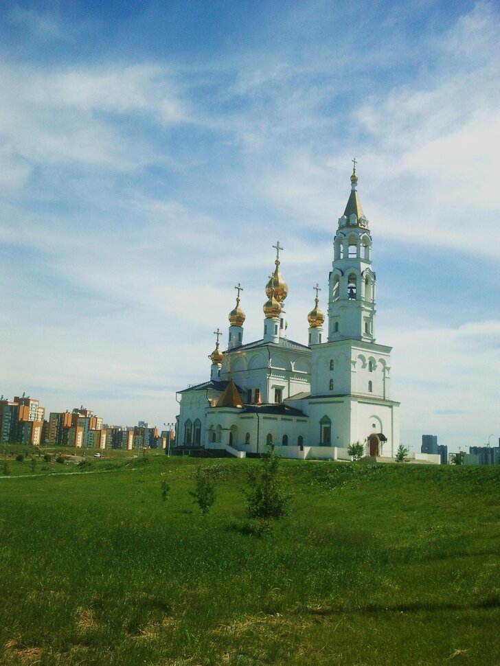 У храма