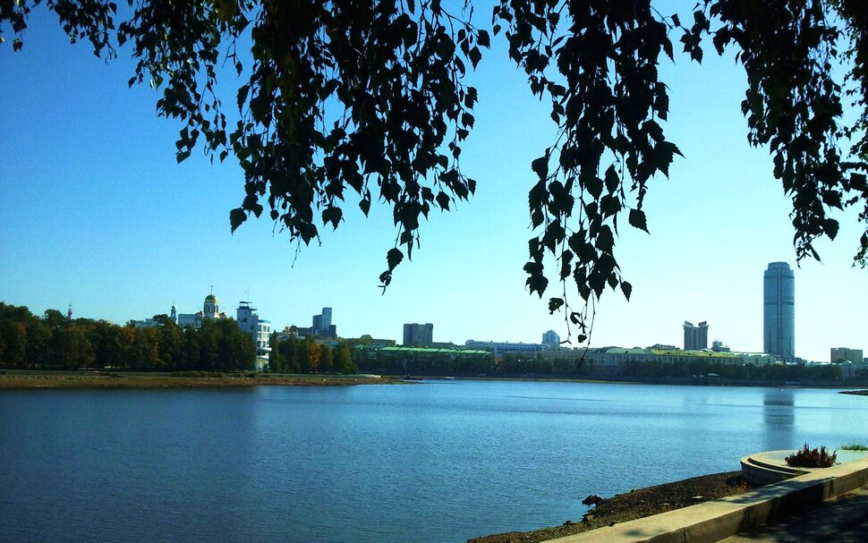 У реки