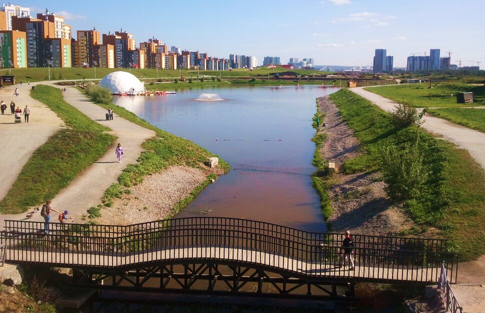 У реки