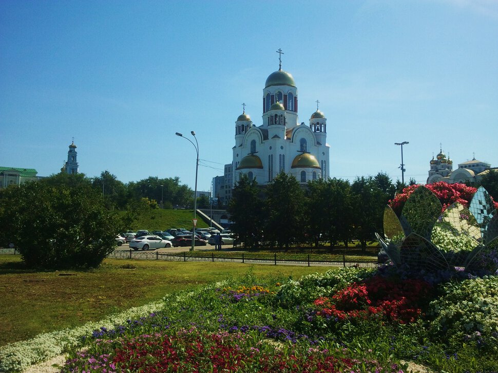 В сквере у храма