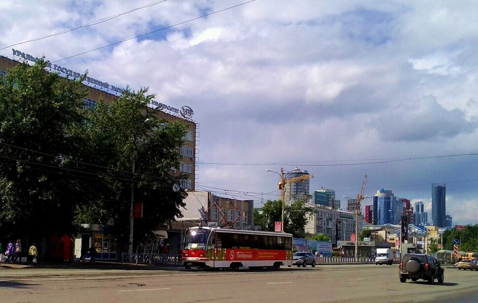 По проспекту