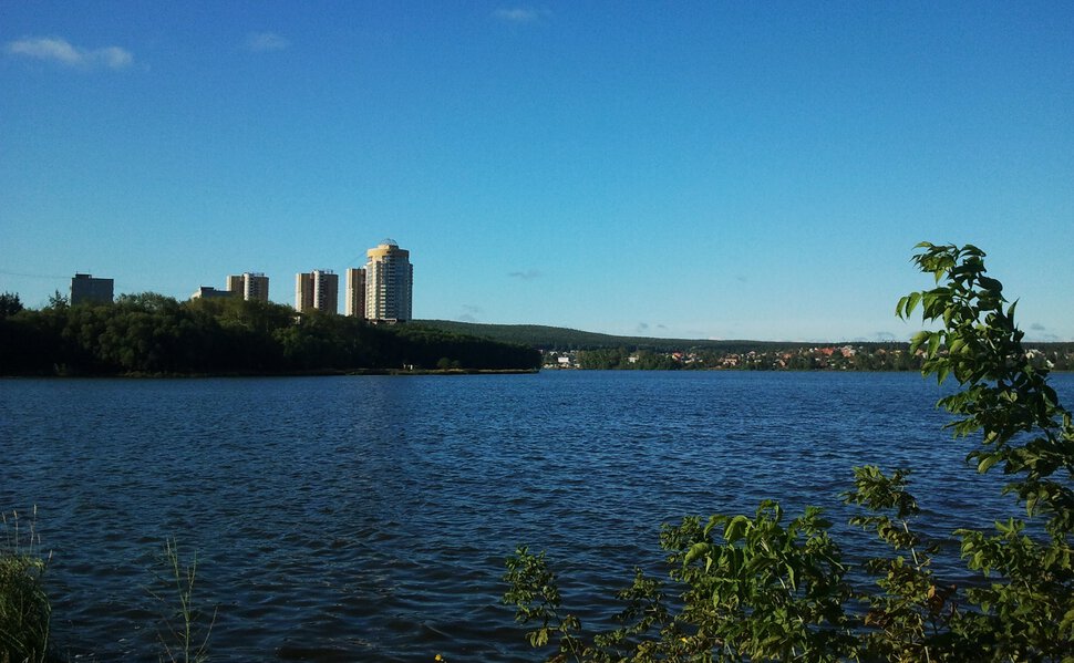 Синяя вода под голубым небом