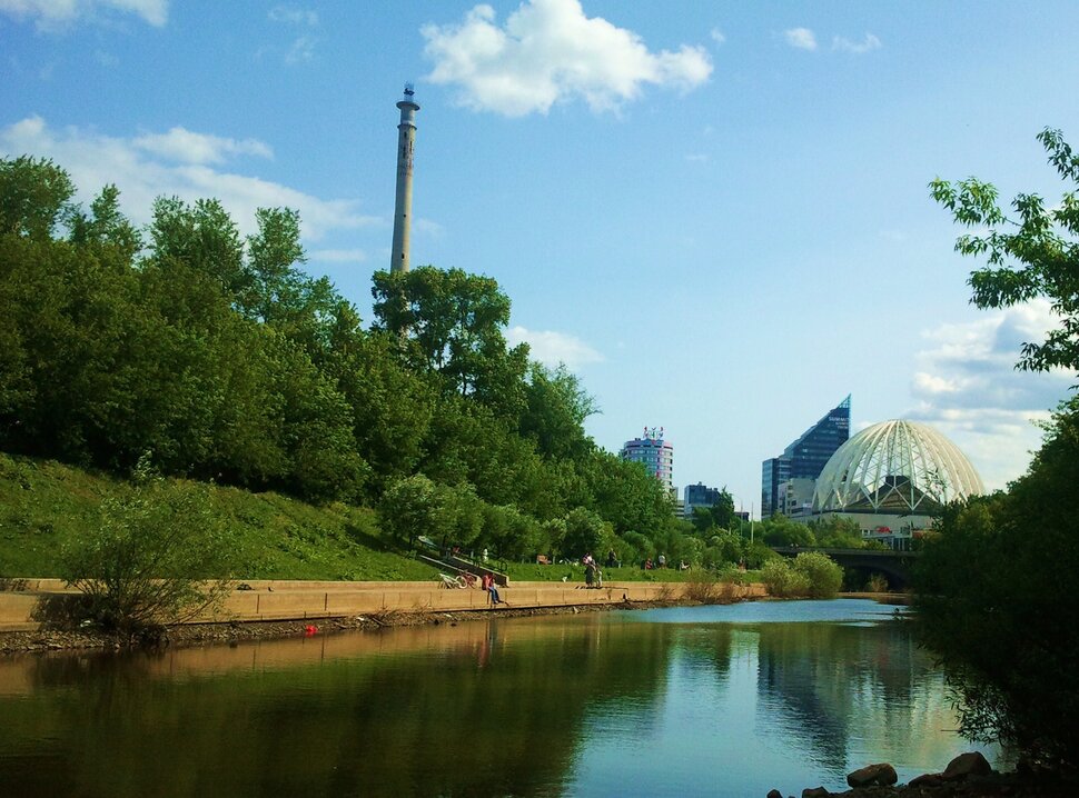 У реки