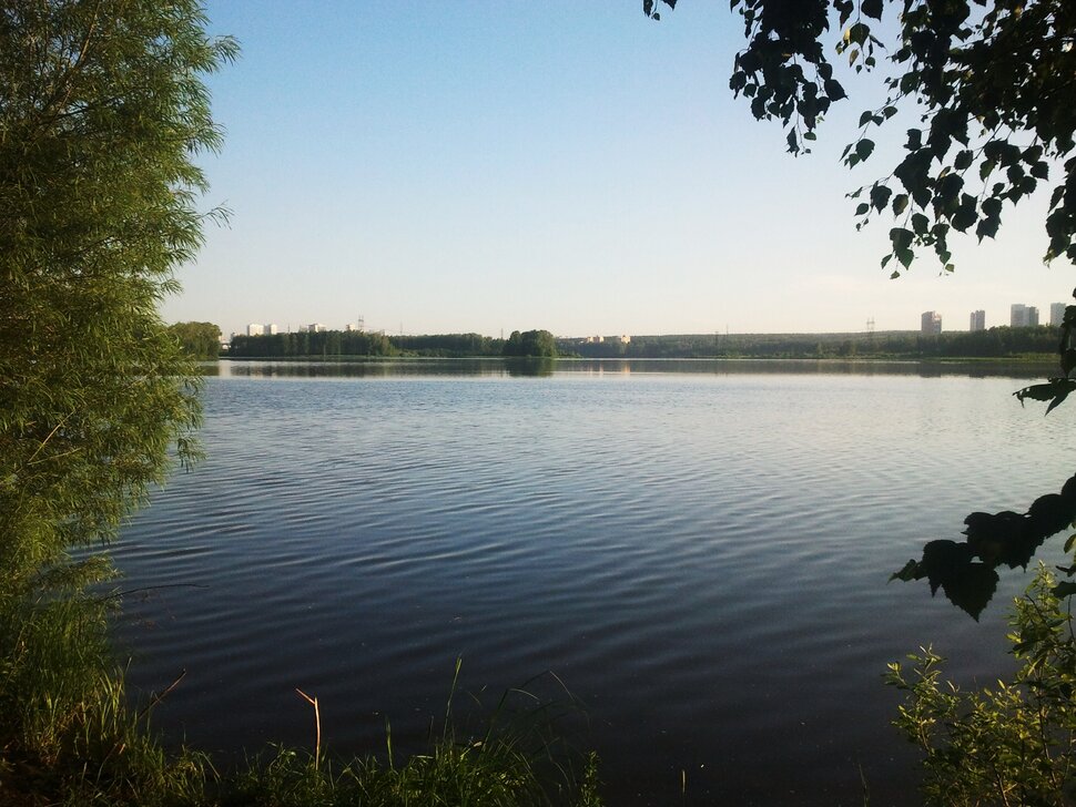 У реки