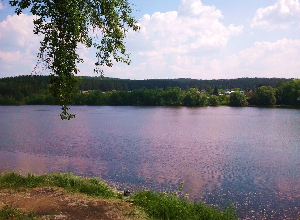 У реки