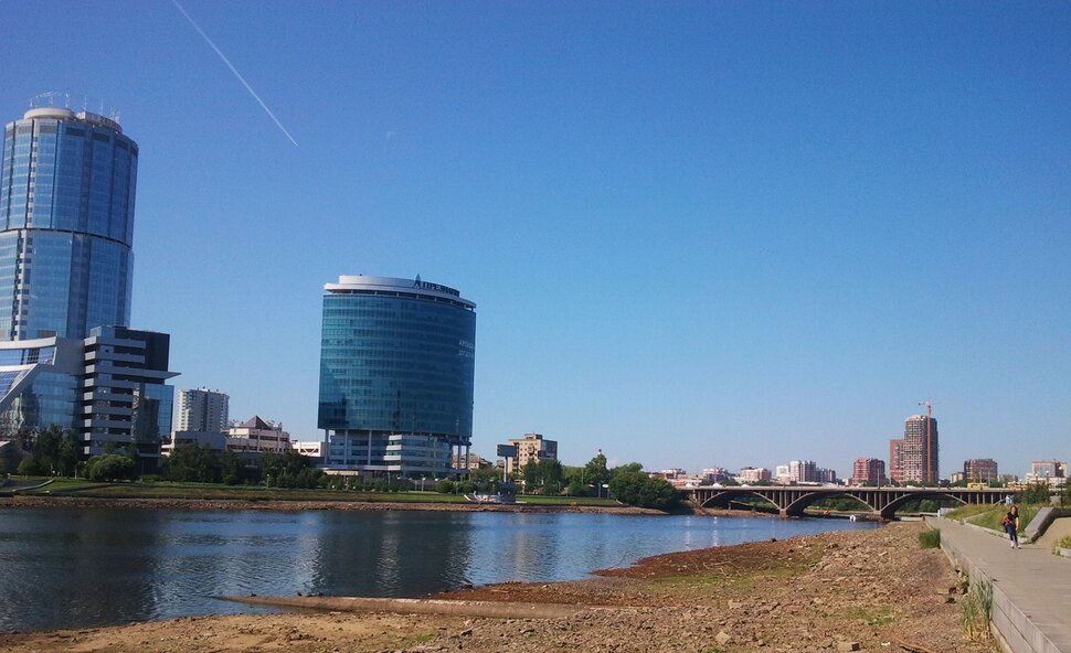 У реки