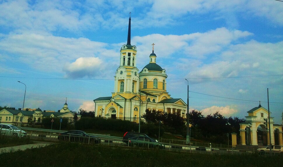 У храма