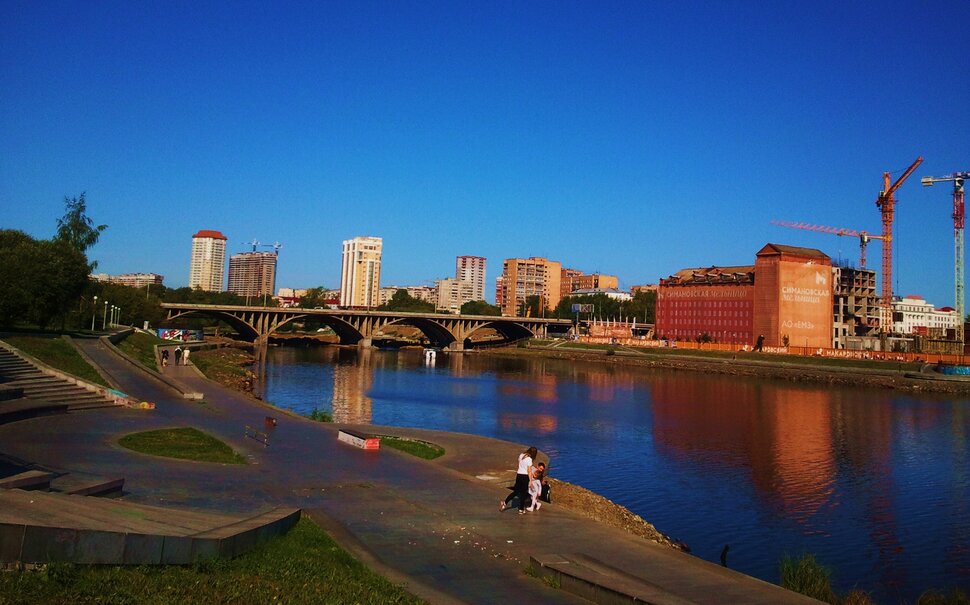 У реки