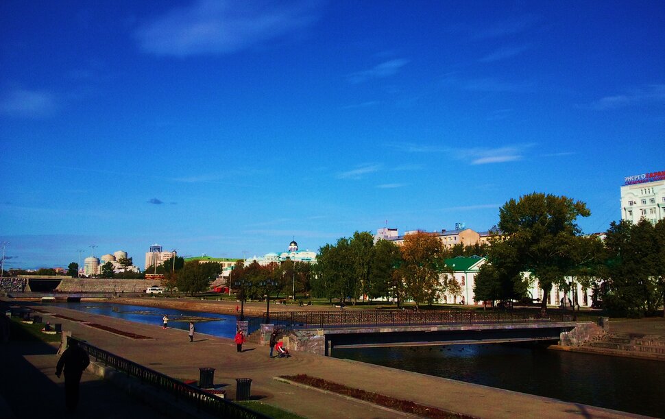 В сквере у реки