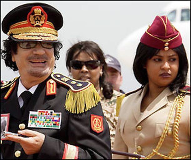 Муаммар Каддафи и его женщины-телохранители