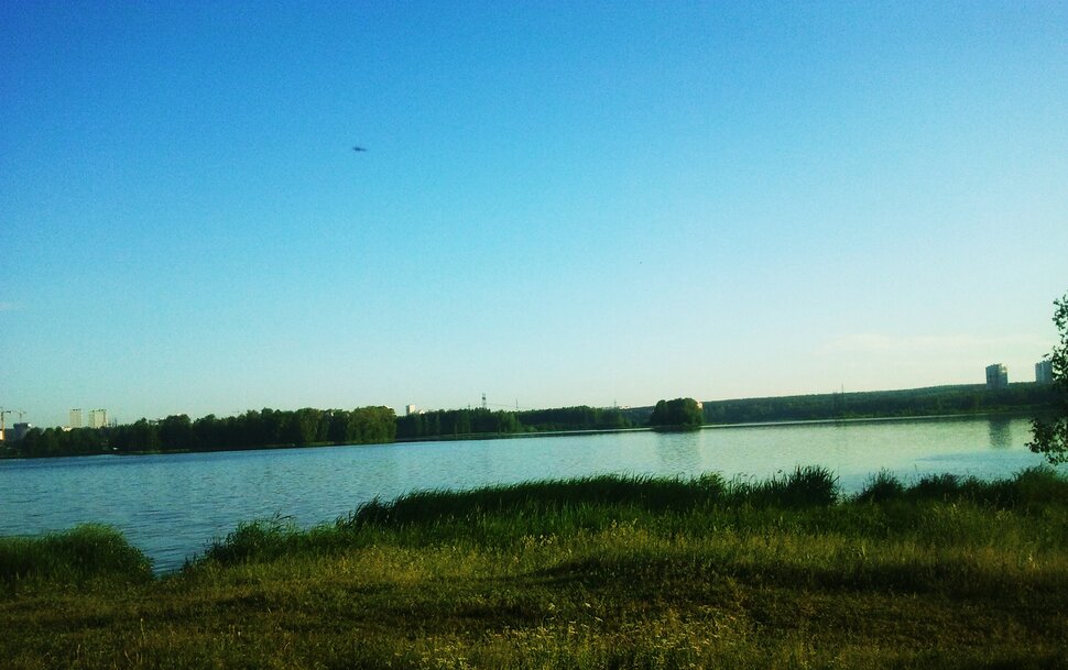 У реки