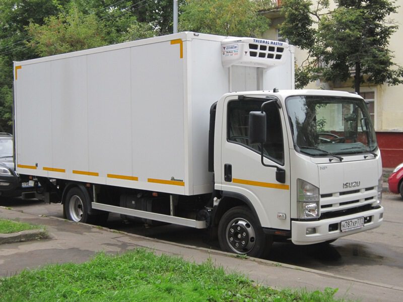 Белый фургон ISUZU