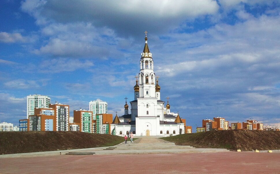 У храма