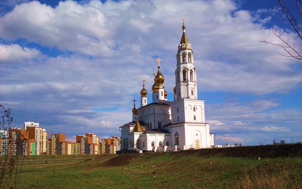У храма