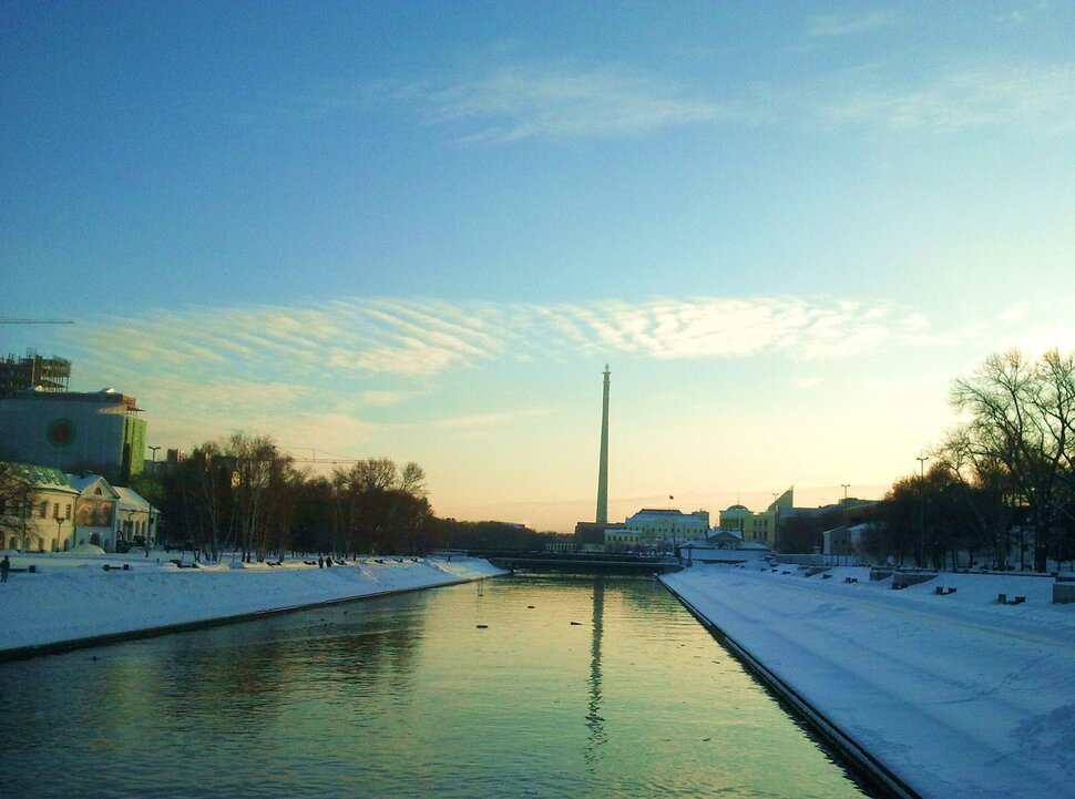У реки