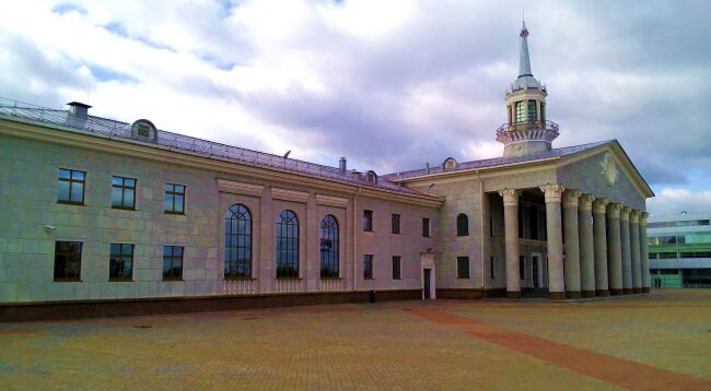 У аэропорта