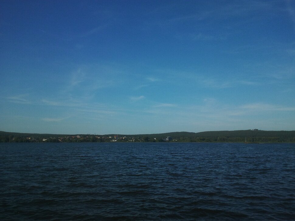 У реки