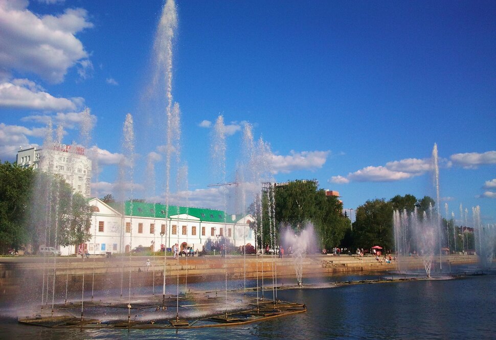 У реки